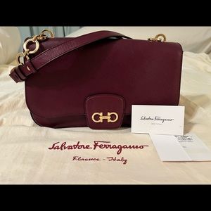 100% AUTHENTIC LIKE NEW Ferragamo saffiano purse burgundy wine, adjustable strap